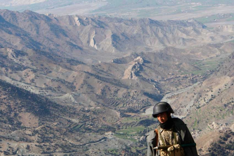 Bilde av soldat på grensen mellom Afghanistan og Pakistan.