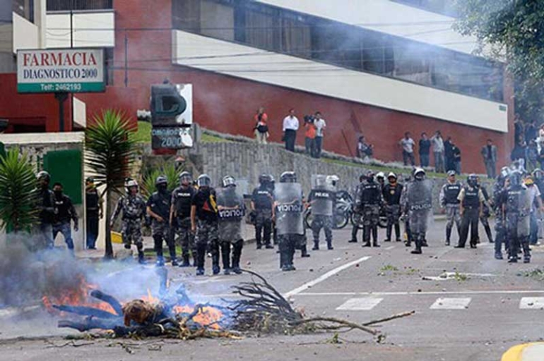 Bilde av politi som er i opprør i Ecuador