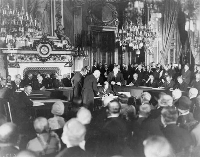 Bilde fra signeringen av Briand-Kelloggavtalen i 1928