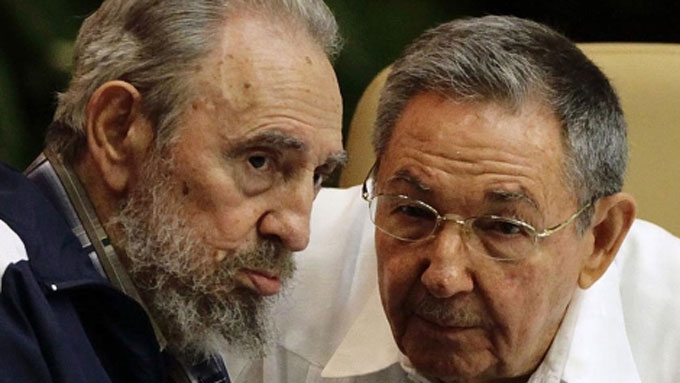 Bilde av brørne Fidel og  Raúl Castro