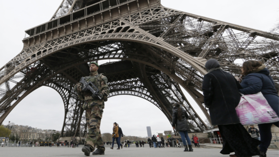 Bildet viser en fransk soldat som patruljerer området rundt Eiffel-tårnet i kjølvannet av terrorangrepene i Paris i januar 2015.