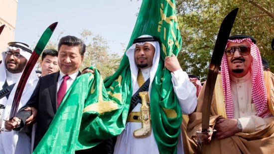 Kinas president Xi Jinping møter kong Salman bin Abdulaziz av Saudi-Arabia. Her er de to statsoverhodene avbildet sammen i 2016 mens de utfører en tradisjonell dans som del av velkomstseremonien for Xi Jinping i Riyadh.