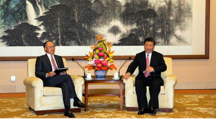 The image shows a meeting between World Bank President Jim Yong Kim and Chinese President Xi Jinping in July 2018.