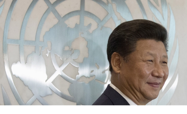 Bildet viser Kinas president Xi Jinping foran FN-logoen i 2015