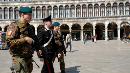 Bildet viser italiensk politi patruljerer Markusplassen i Venezia etter varsel om et planlagt terrorangrep