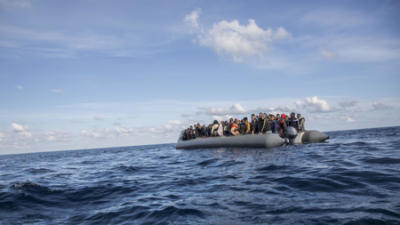Bildet viser båtmigranter fra Libya i en gummibåt til havs i 2018