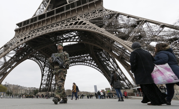 Bildet viser en fransk soldat som patruljerer området rundt Eiffel-tårnet i kjølvannet av terrorangrepene i Paris i januar 2015.