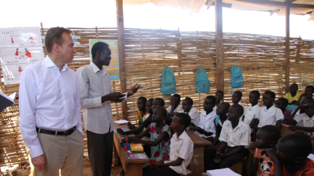 Utenriksminister Børge Brende besøker en skole for barn på flukt