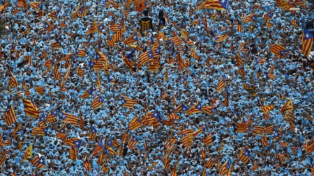 Bildet viser menneskemengder som demonstrerer for å løsrive Katalonia fra Spania.