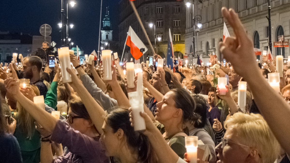 Bildet viser demonstranter i Polen