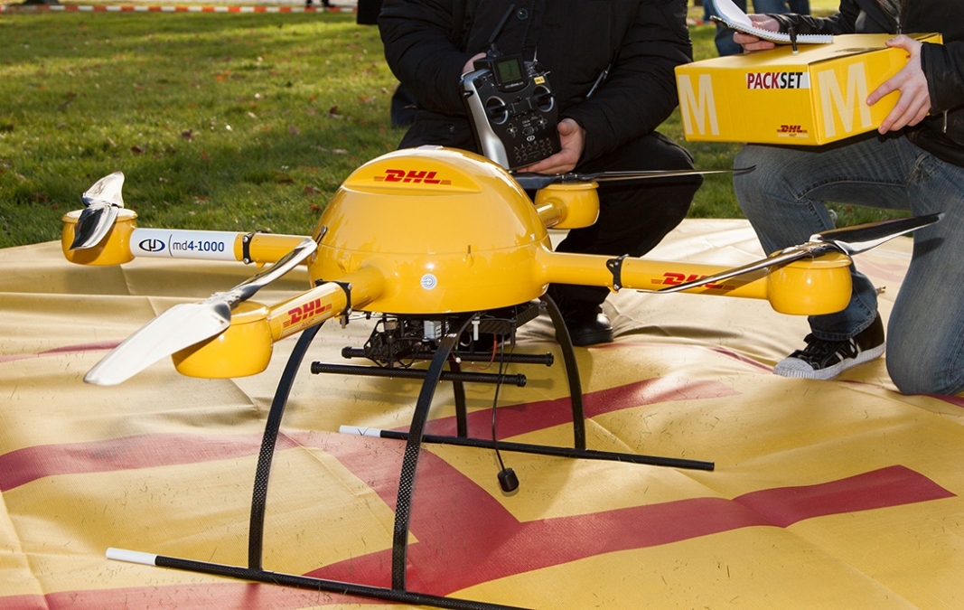 Bildet viser en DHL-drone som testes for levering av medisiner.