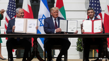 Bildet viser Israels statsminister Benjamin Netanyahu, USAs president Donald Trump og Emiratenes utenriksminister Abdullah bin Zayed da de 15. september underskrev avtalen om diplomatiske relasjoner.