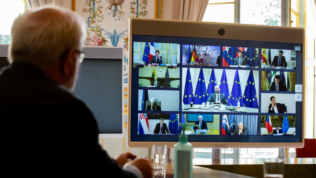Bildet viser en skjerm med rammer med medlemmer i Det europeiske råd i et digitalt møte