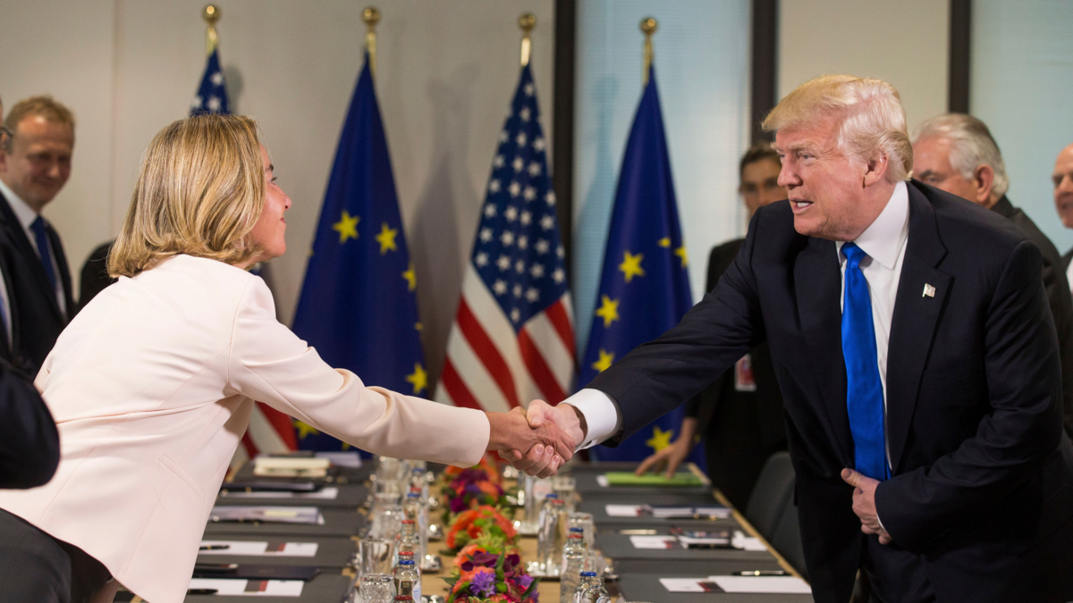 Bildet viser EUs utenrikssjef Federica Mogherini og Trump under et møte i Brussel i fjor