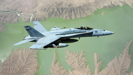 Bildet viser et amerikansk jagerfly over Afghanistan
