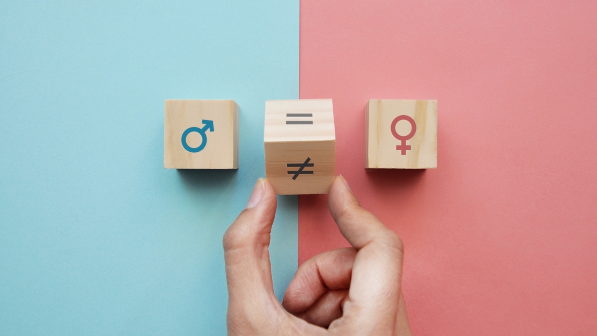 Bildet viser tre kuber med henholdsvis mannlig symbol, kvinnelig symbol og en kube i midten son snus til et erliktegn