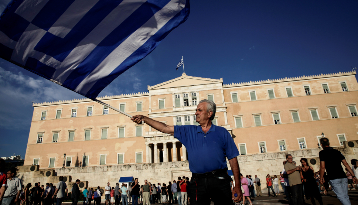Bildet viser en gresk demonstrant