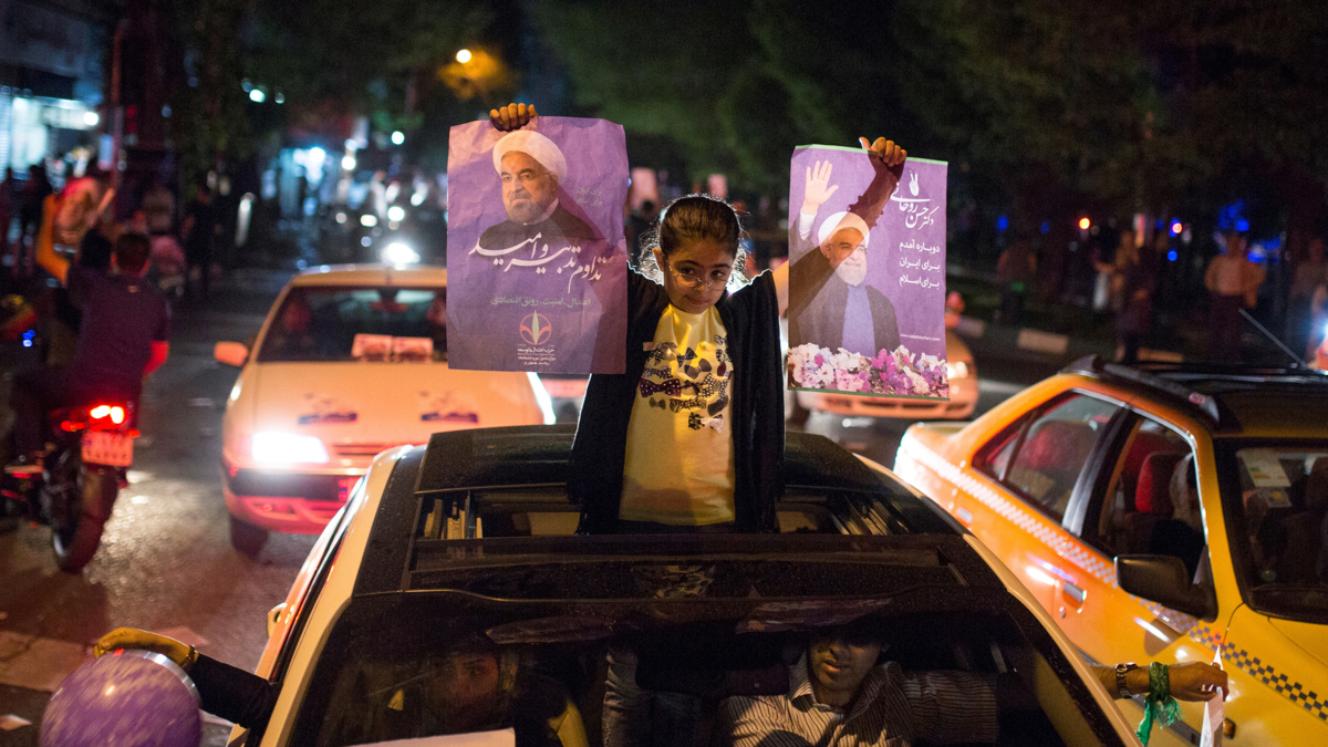 Bildet viser Hassan Rouhani-tilhengere i valgkampen i Iran