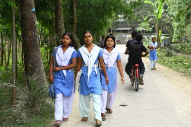 Bilde av ungjenter i Shusunda på vei til skolen