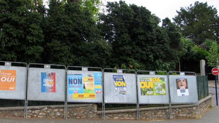 Bilde av valgplakater under den franske folkeavstemningen om EU-grunnlov i 2005.
