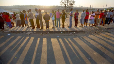 Bilde av sørafrikanske  velgere i kø for å stemme