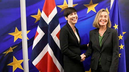 Bildet viser Norges utenriksminister Ine Eriksen Søreide som tar Federica Mogherini, EUs høyrepresentant for utenrikssaker og sikkerhetspolitikk, i hånden.