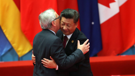 Bildet viser Kinas president Xi Jinping og EU-kommisjonens president Jean-Claude Juncker 