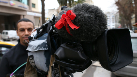 Bildet viser en journalist i Tunisia