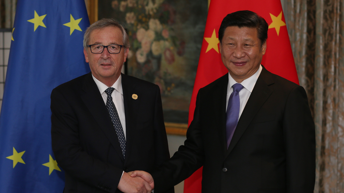 Bildet viser Juncker og Jinping