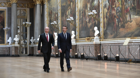 Bildet viser Vladimir Putin og Emmanuel Macron i Versailles.