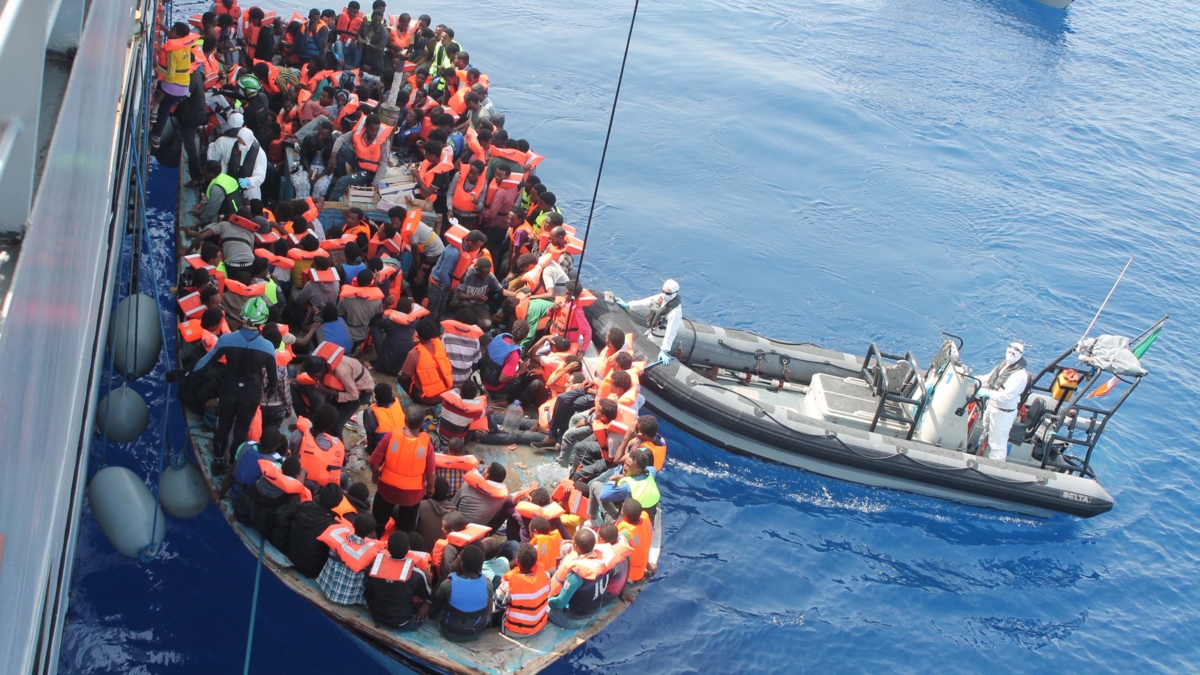 Bildet viser en båt med flyktninger