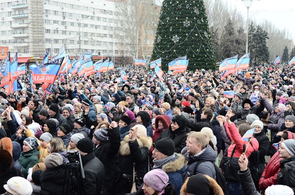 Bildet viser pro-russiske separatister i Donetsk i desember 2014.