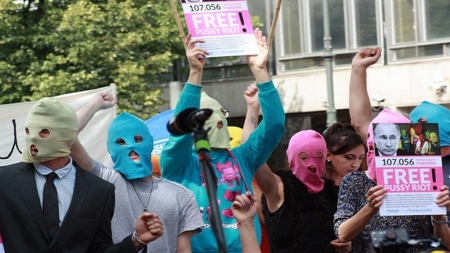 Demonstrasjon i Berlin for å få frigitt Pussy Riot.  