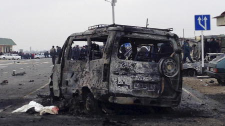 En utbrent bil etter selvmordsangrep i Dagestan