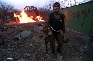 Bildet viser en soldat i en konflikt i Tsjetsjenia