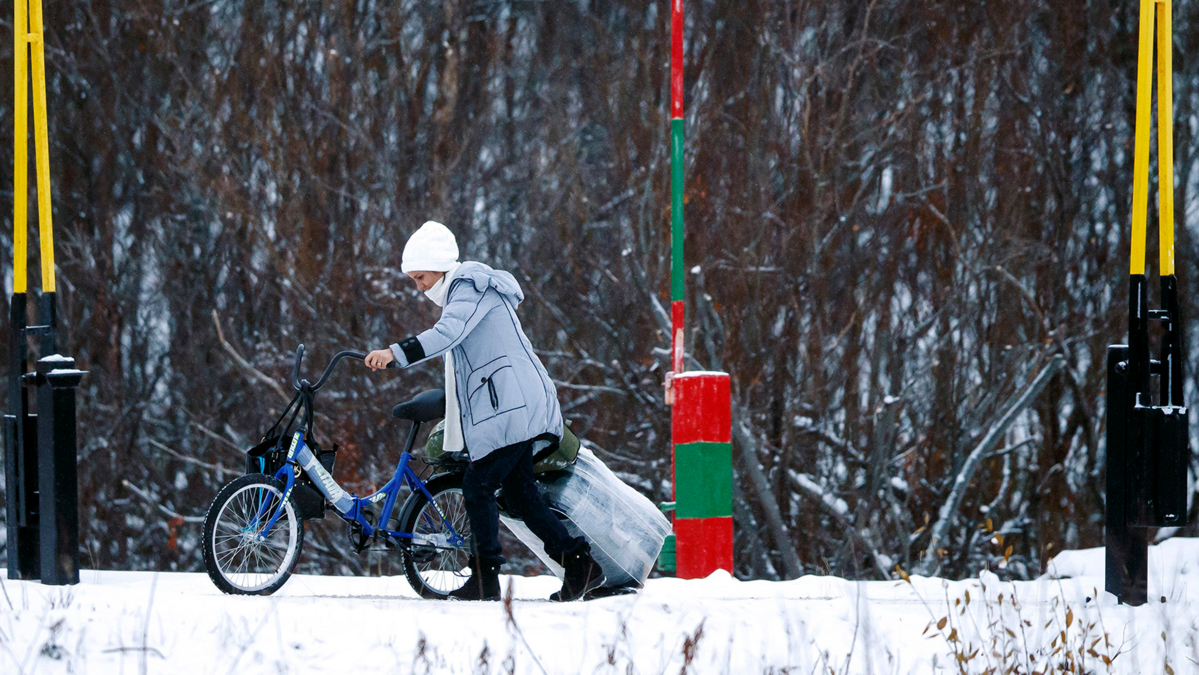 Bildet viser en person med sykkel som kommer over Storskog