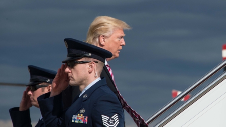 Bildet viser President Trump på vei inn i et fly.