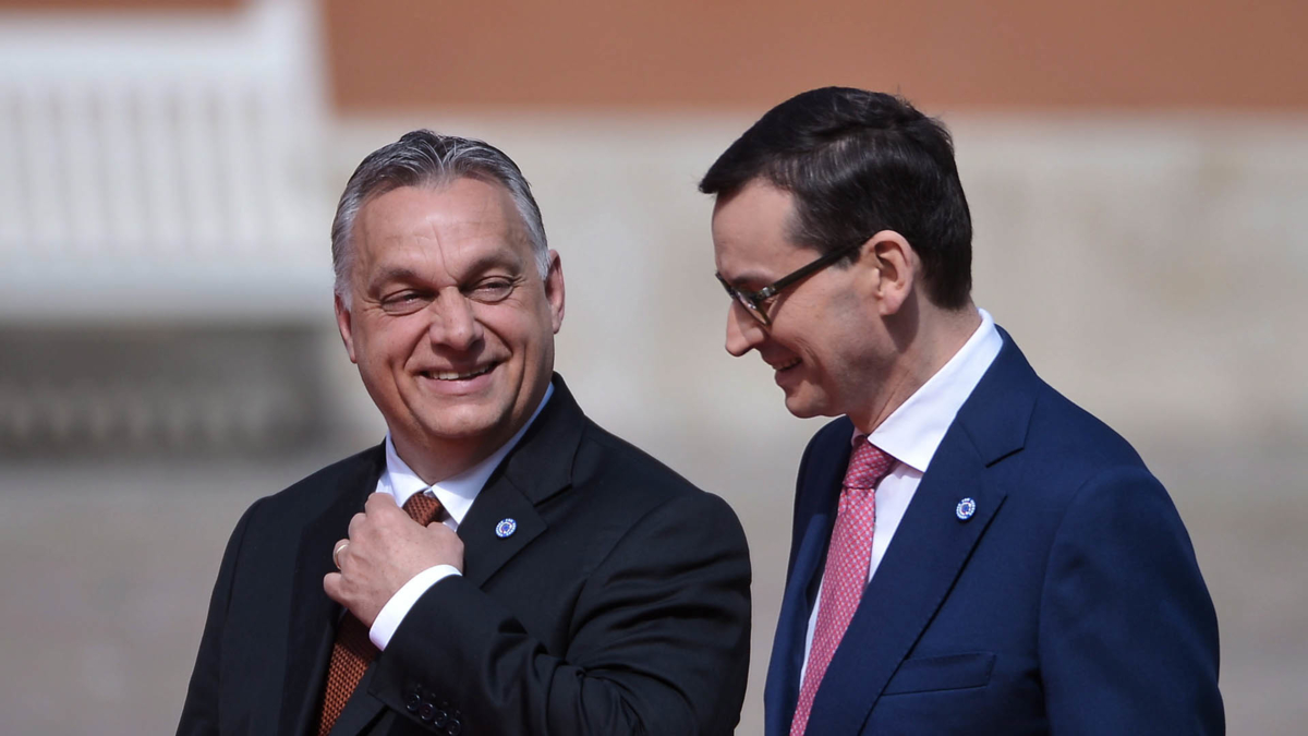 Bildet viser Ungarns president Viktor Orbán og Polens president Mateusz Morawieck i Warszawa smilende i samtale, i halvfigur og utendørs, mai 2019. 