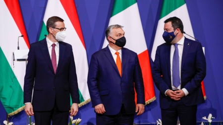 Bildet viser Ungarns statsminister Viktor Orban Polens statsminister Mateusz Morawiecki og Italias Lega Nord-leder Matteo Salvini som poserer og ser på hverandre etter en pressekonferanse i Budapest, April 2021.