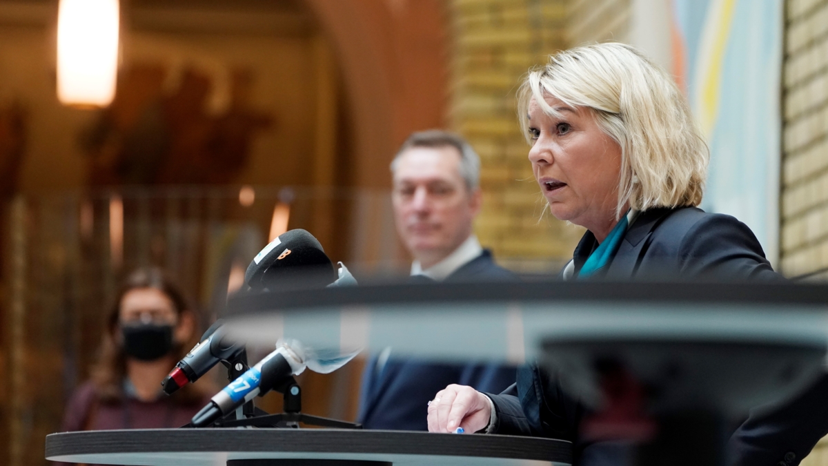 Bildet viser forsvarsminister Frank Bakke-Jensen i bakgrunnen og justis- og beredskapsminister Monica Mæland i front.