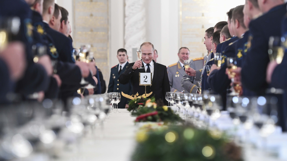 Bildet viser Russlands president Vladimir Putin i ferd med å utbringe en skål