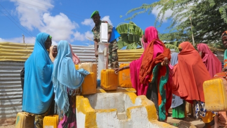Bildet viser en gruppe kvinner som henter vann fra en vannstasjon i Somalia.